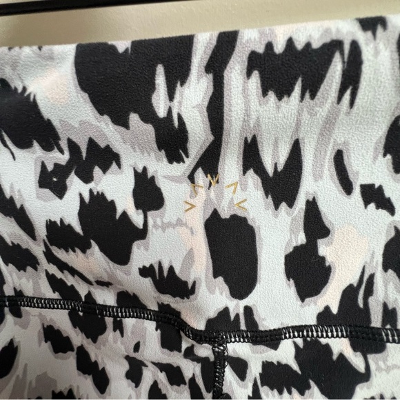 Varley Duncan High Rise Full Length Leggings Buckthorn Silver Cheetah Medium - Picture 8 of 11
